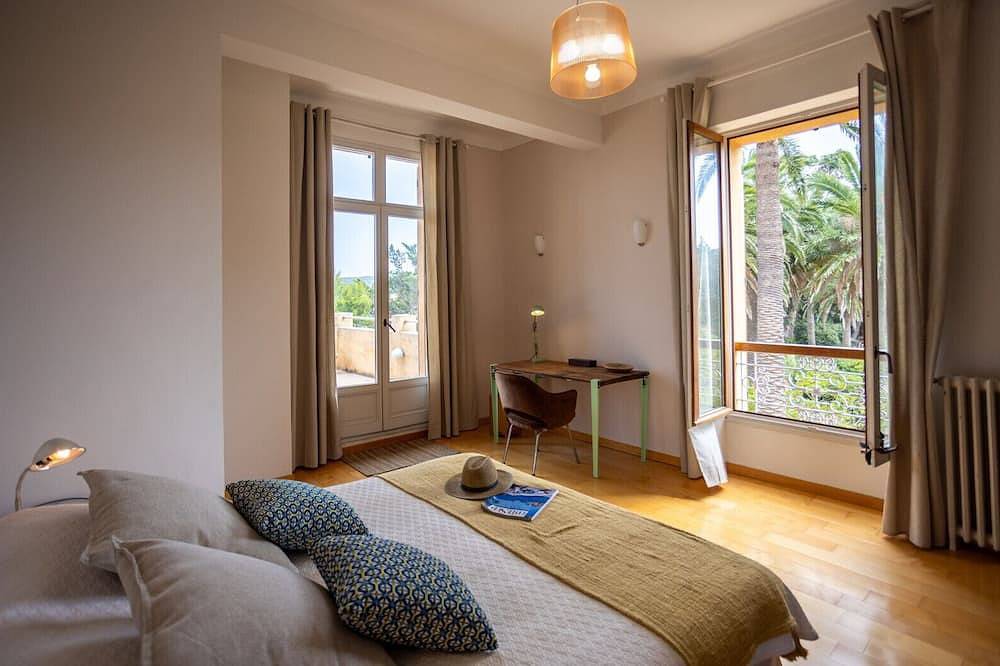 Villa Unique Porquerolles Bord De L Eau Avec Ponton Prive in Hyeres, Porquerolles