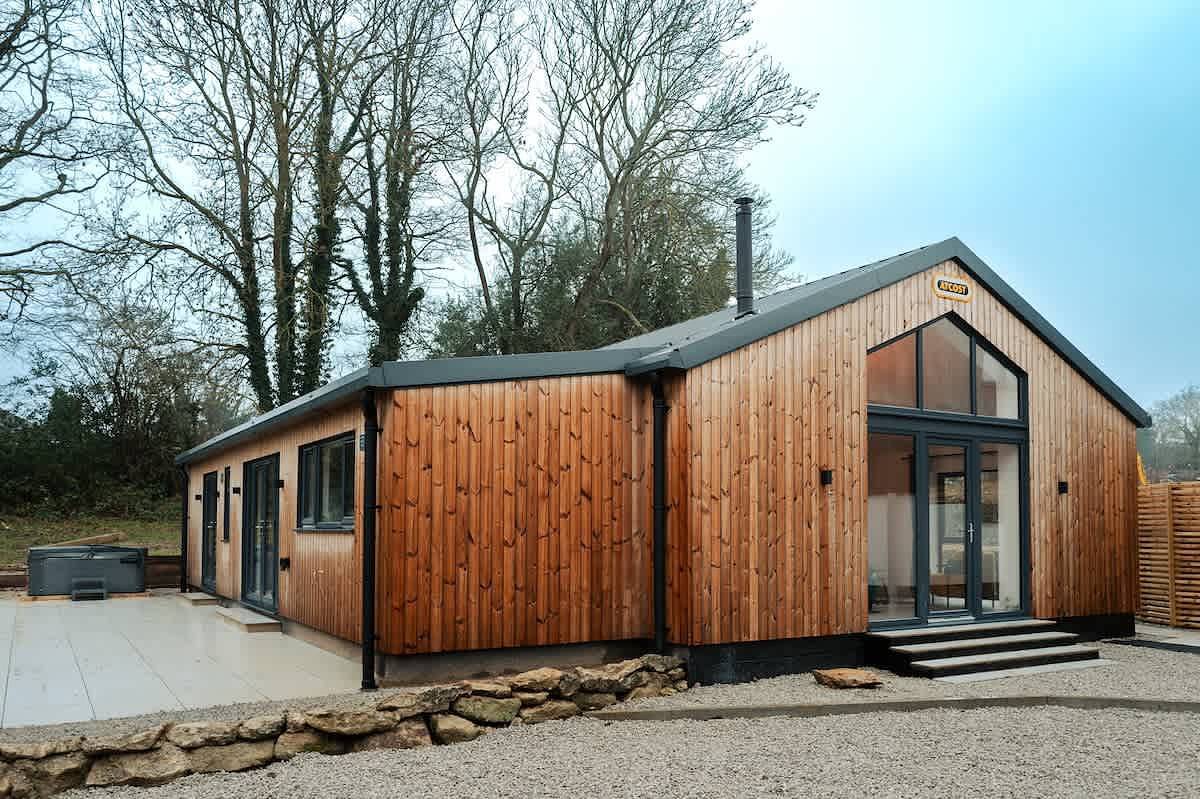 Perfect Booking | Hot Tub Cabin With Log Burner in Greensands Ridge, East Farleigh