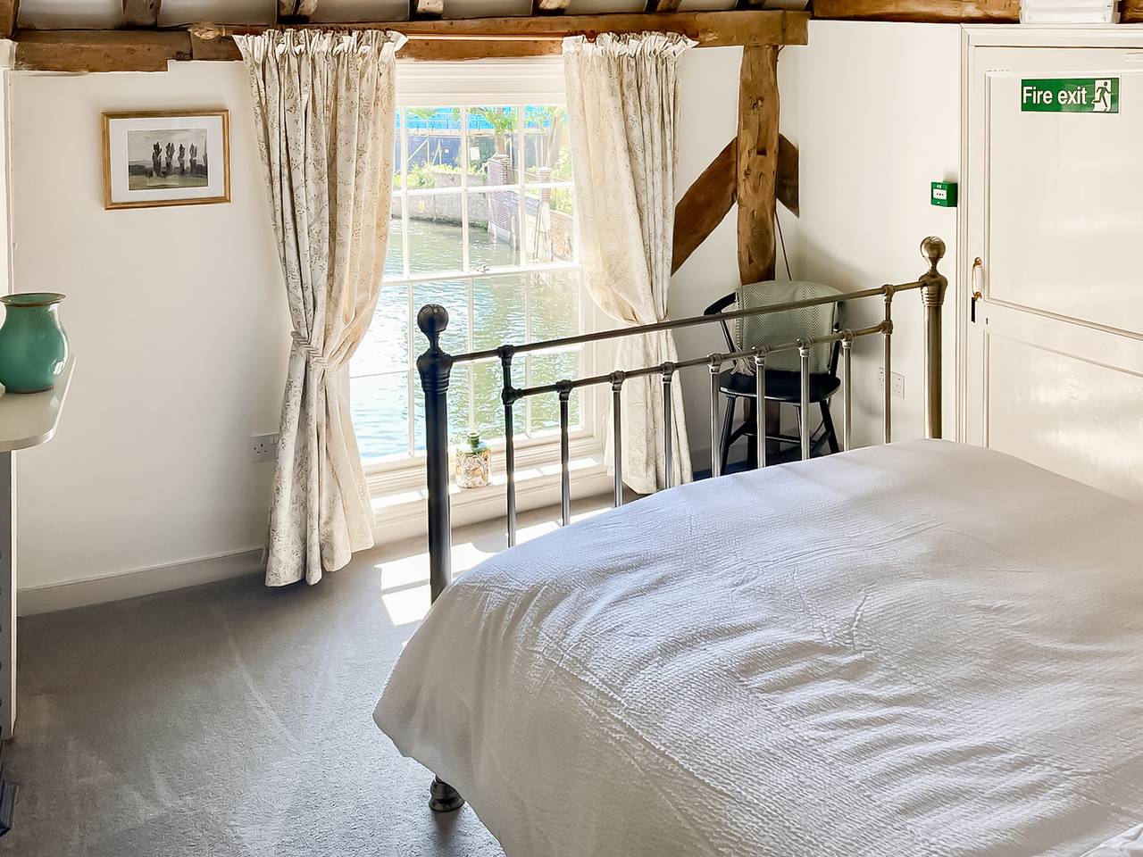 Entire apartment, The Knights Apartment, Eastbridge Hospital in Kent