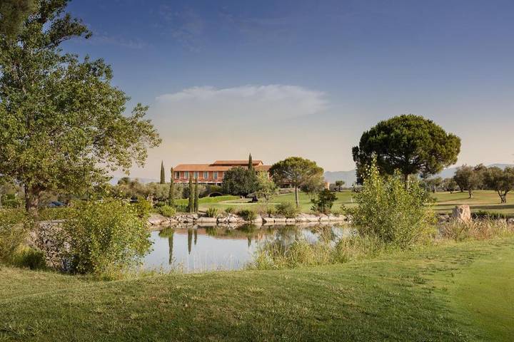 Hotel para 3 personas, con Jacuzzi y Terraza además de Jardín y Piscina en Peralada