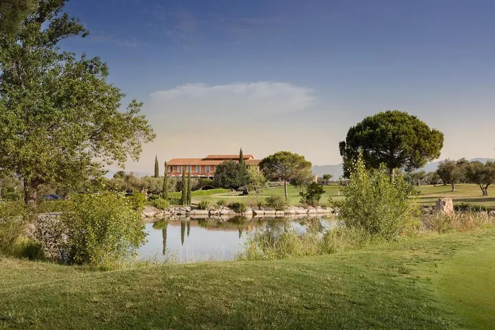 Hotel para 3 personas, con jacuzzi y piscina además de jardín y sauna - 1