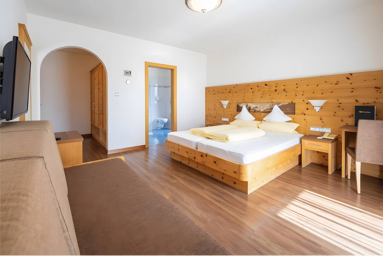 Room 'Silber Zimmer 2' with Mountain View, Wi-Fi and Air Conditioning in Tyrol (South Tyrol), Texel Group