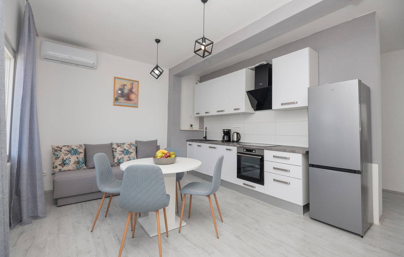 Ganze Ferienwohnung, Apartment mit Meerblick, Terrasse und Parkplatz in der Nähe der Neretva in Rogotin, Dubrovnik-Neretva