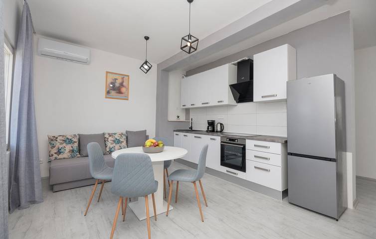 Ganze Ferienwohnung, Apartment mit Meerblick, Terrasse und Parkplatz in der Nähe der Neretva in Rogotin, Dubrovnik-Neretva
