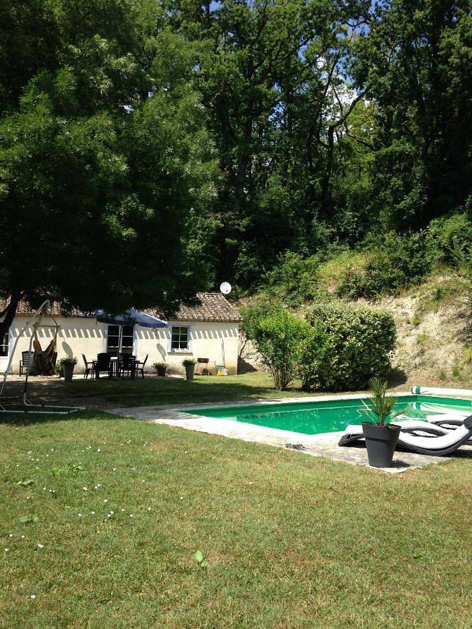 Location de vacances pour 7 personnes, avec terrasse et piscine, animaux acceptés à Roquecor