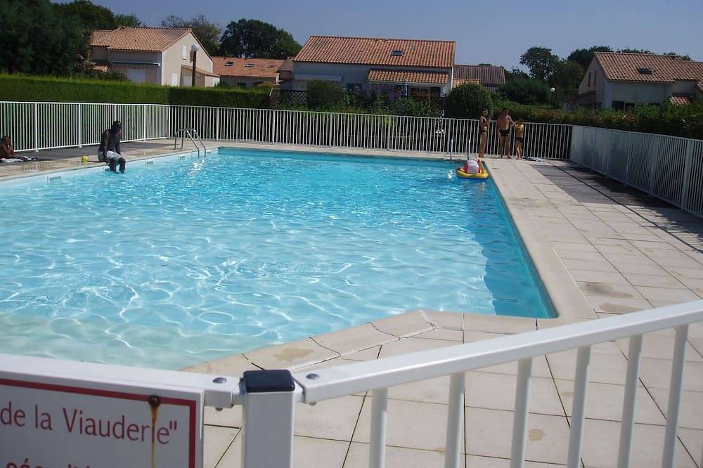 Pequeña casa, 300 m de playa, capacidad para 4 personas, piscina en la residencia in Saint-Michel-Chef-Chef, Côte de Jade