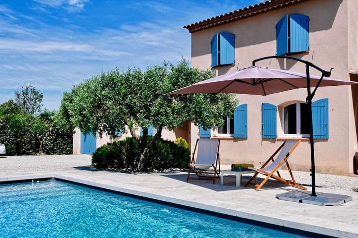 Chambre d’hôte pour 2 personnes, avec Terrasse et Jardin ainsi que Piscine et Vue à Peyrolles-en-Provence