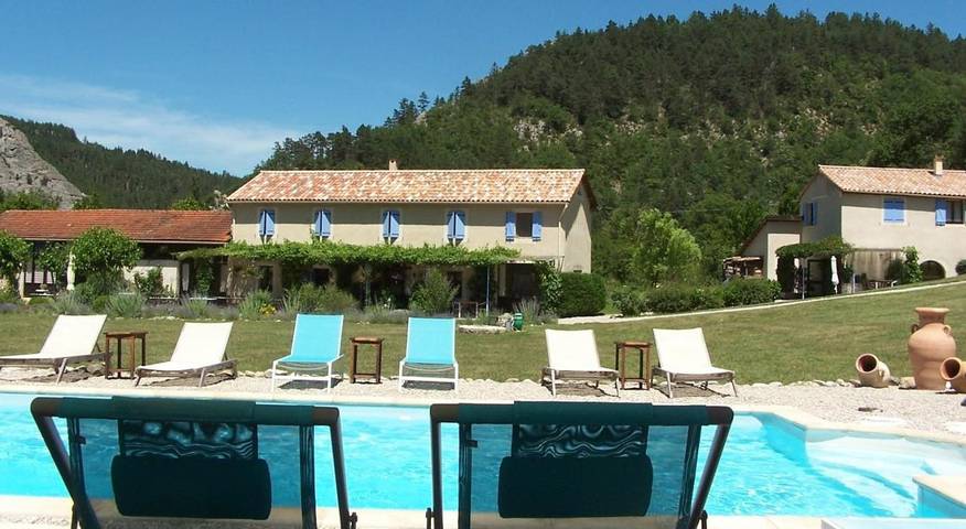 Location de vacances pour 2 personnes, avec Terrasse et Jardin ainsi que Piscine et Vue dans Beaumont-en-Diois - 2