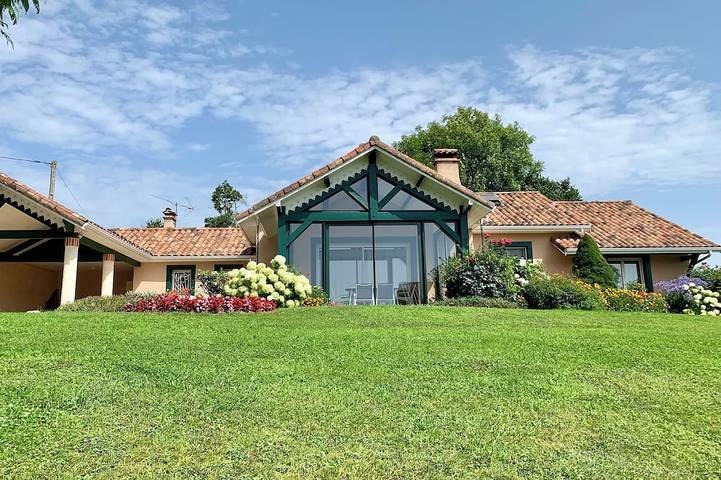 Location de vacances pour 6 personnes, avec jardin à Bégole