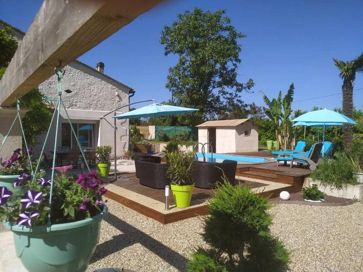 Location de vacances pour 6 personnes, avec piscine ainsi que vue et jardin à Saint-Antoine-de-Breuilh