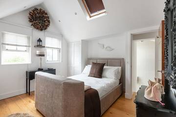 Holiday Rental for 8 People in Redbridge, London, Photo 1