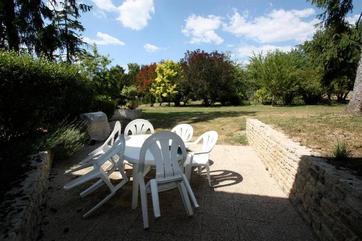 Location de vacances pour 5 personnes, avec Terrasse ainsi que Jardin et Piscine à Mesnac