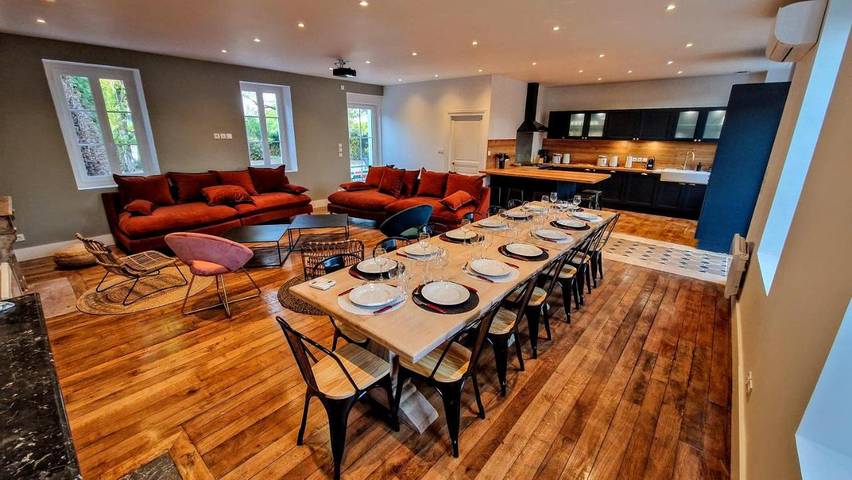 Villa pour 15 personnes, avec piscine et terrasse ainsi que sauna et jardin
