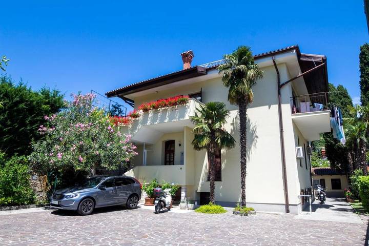 Ferienwohnung für 5 Personen, mit Terrasse und Garten in Portoroz