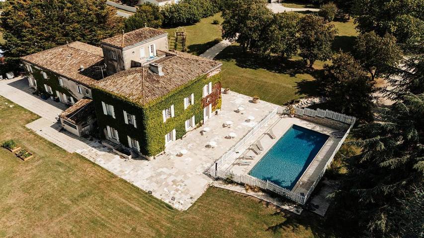 Location de vacances pour 2 personnes, avec vue ainsi que piscine et jardin à Mortagne-sur-Gironde - 2