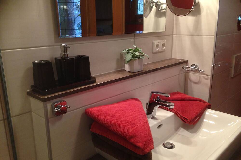 Ganze Wohnung, Gepflegte Wohnung im Landhausstil ⸗ Südbalkon ⸗ gute Ausstattung ⸗ Wlan ⸗ Ruhe in Egglfing am Inn, Bad Füssing