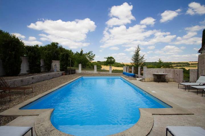Location de vacances pour 4 personnes, avec Balcon et Terrasse ainsi que Jardin et Piscine à Fontenailles