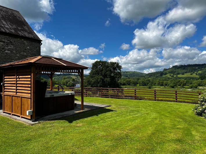 Holiday rental for 4 people, with garden and hot tub in Brecon Beacons