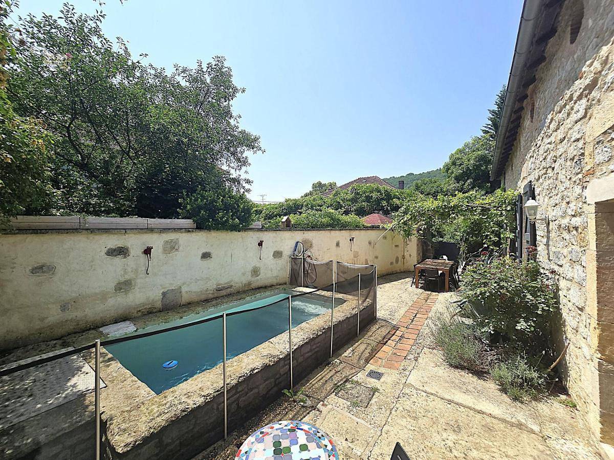 Magnifique villa en pierres au cœur de Saint Antonin Noble Val - Piscine et jardin privés -10 personnes in Saint-Antonin-Noble-Val, Tarn-et-Garonne