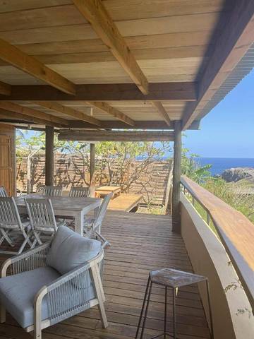 Gîte pour 4 personnes, avec terrasse et vue à Les Trois-Bassins