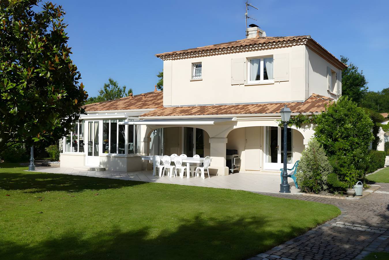 Guesthouse 'Les Hortensias du Monastère' with Private Pool, Shared Terrace, and Wi-Fi in Saint-Aubin-de-Médoc, Bordeaux region
