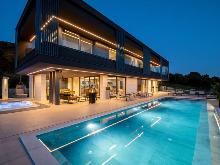 Ferienhaus für 8 Personen, mit Ausblick und Pool sowie Garten und Sauna