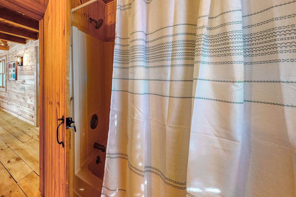 Cozy woodsy Cabin w/ a Deck, Firepit, Gas Grill, Free Wifi, & Full Kitchen in Moosehead Lake