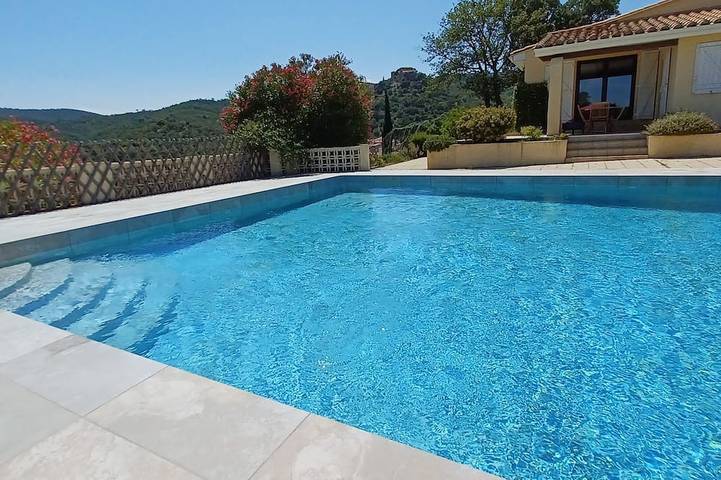 Location de vacances pour 2 personnes, avec Balcon/Terrasse ainsi que Terrasse et Jardin à Corbère