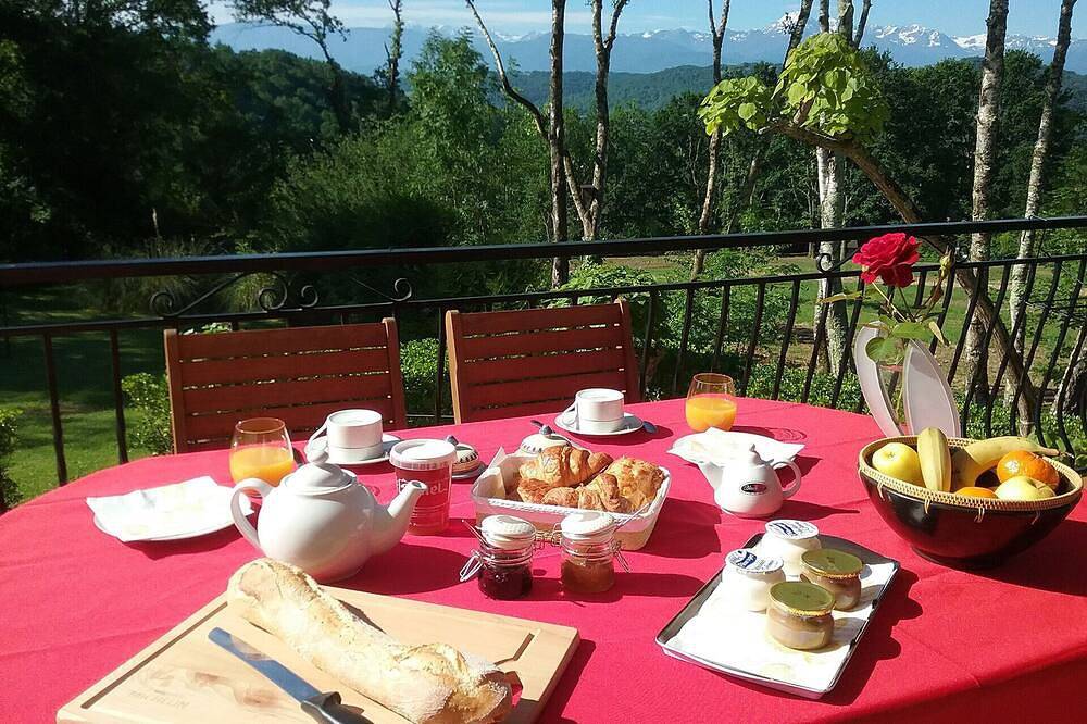 Suite chambre d'hôte avec piscine vue sur les Pyrénées in Tournay, Hautes-Pyrénées