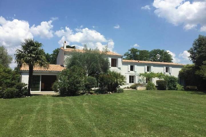 Location de vacances pour 10 personnes, avec jardin et terrasse à Saint-Romain-de-Benet