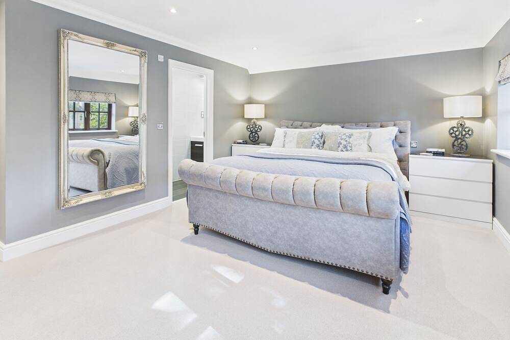 3 Bed Luxury Family Home, with Self-Check in & Direct Train to London in Woking, Surrey