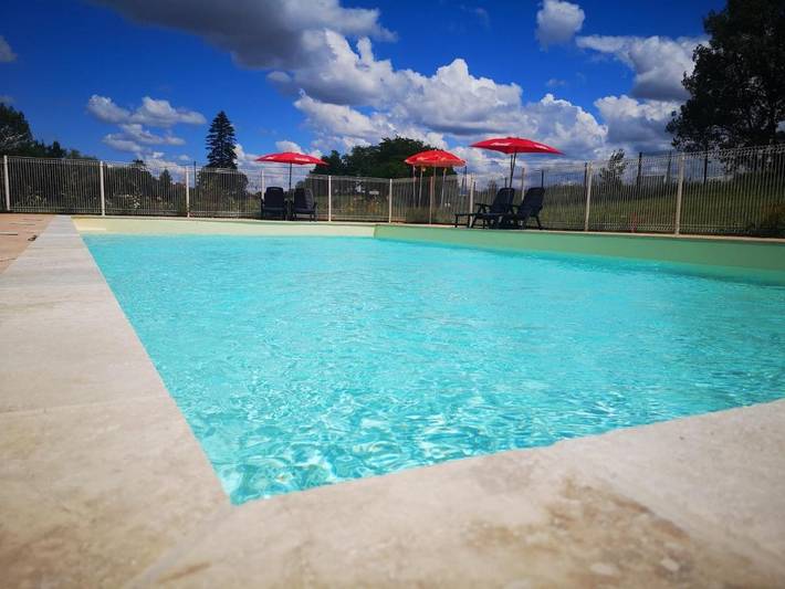 Location de vacances pour 4 personnes, avec Terrasse et Piscine à Mantenay-Montlin
