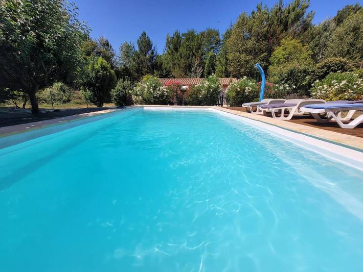 Gîte pour 4 personnes, avec vue ainsi que piscine et jardin, adapté aux familles à Le Martinet