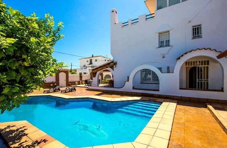 Chalet para 9 personas, con Balcón y Terraza además de Jardín y Piscina en Cunit