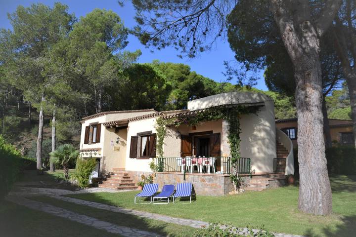 Villa für 6 Personen, mit Terrasse und Garten sowie Pool und Ausblick an der Costa Brava