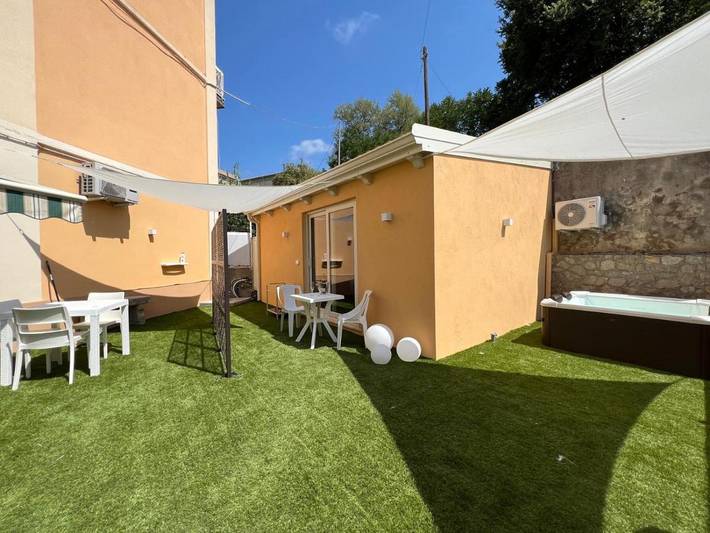 Location de vacances pour 2 personnes, avec terrasse ainsi que jardin et jacuzzi, animaux acceptés à Tropea