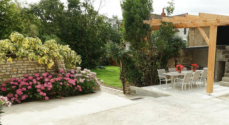 Gîte pour 7 personnes, avec terrasse et jardin - 1