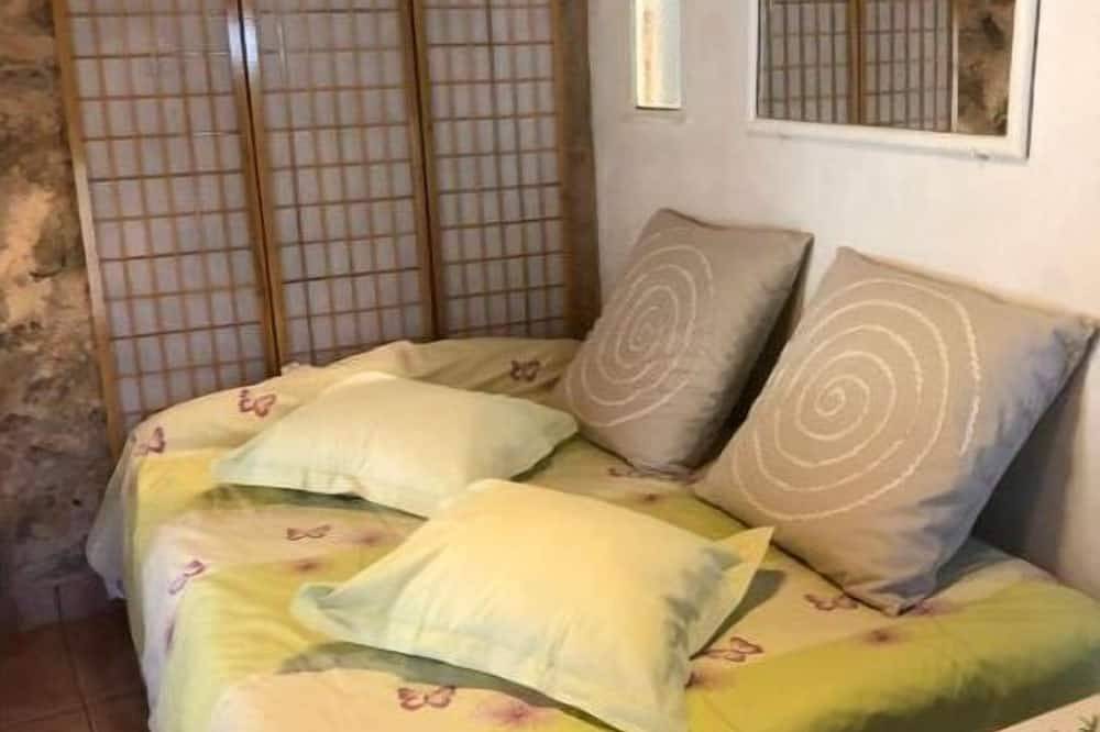 Appartement entier, Studio en pierre avec jolie piscine entre mer et montagne in Lucéram, Côte méditerranéenne (France)