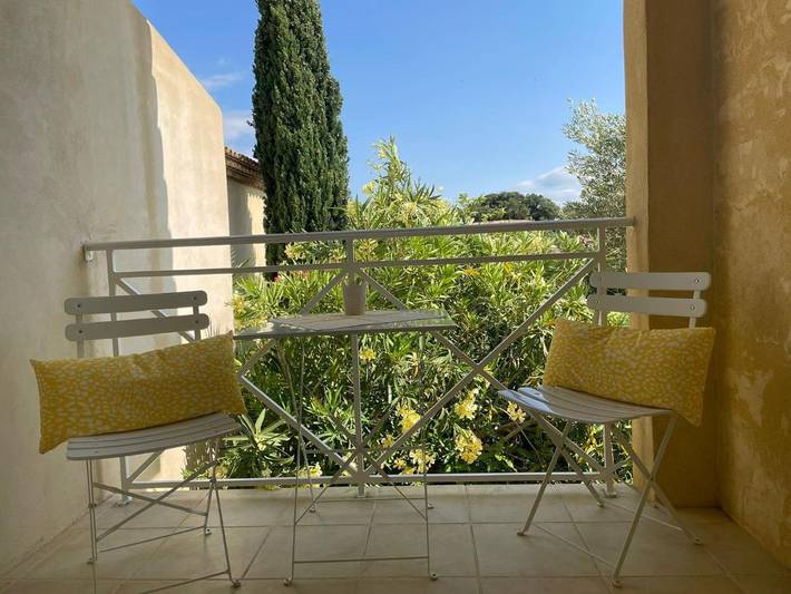 Location de vacances pour 2 personnes, avec Balcon et Terrasse ainsi que Jardin et Piscine à Péret