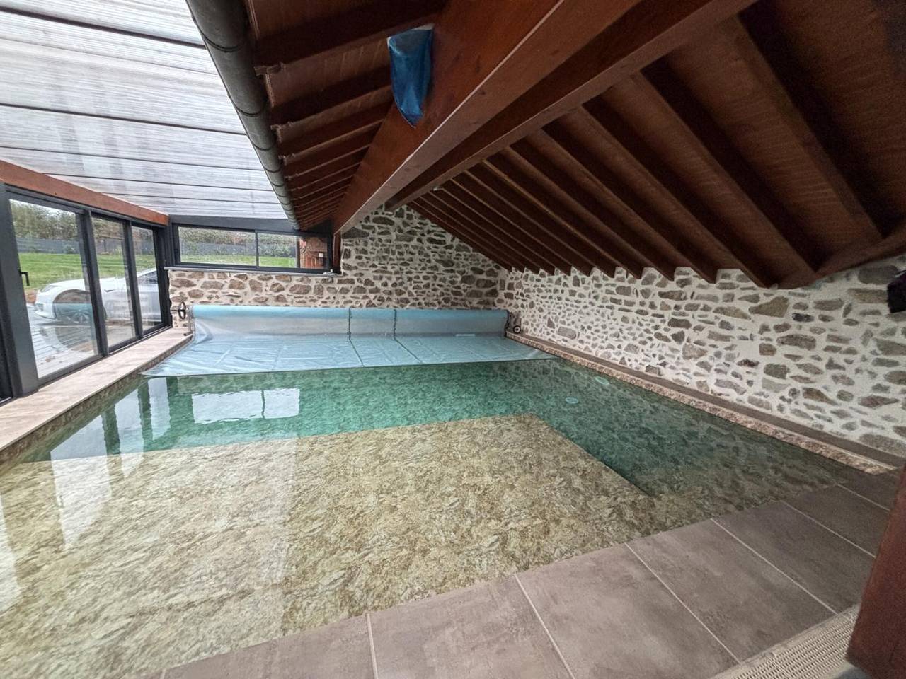 Gîte au calme avec piscine couverte, Wi-Fi et animaux acceptés in Sainte-Thérence, Région de Montluçon