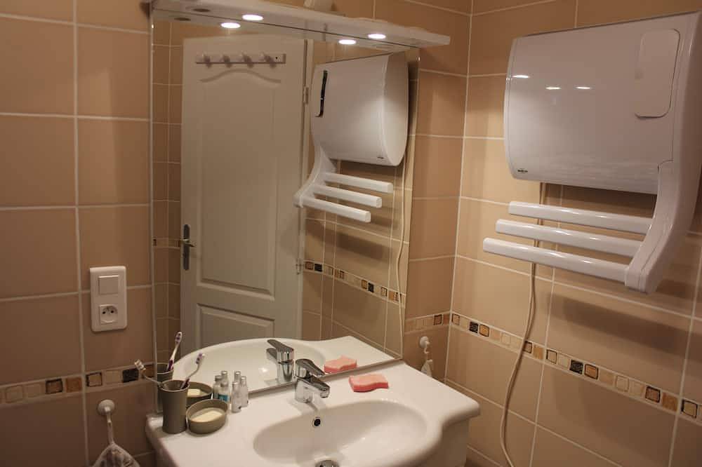 Location 2 ou 4 personnes petite maison proche La Bourboule et le Mont Dore in Messeix, Région de Clermont-Ferrand