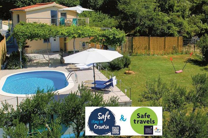 Gîte pour 4 personnes, avec Balcon et Jacuzzi ainsi que Terrasse et Jardin