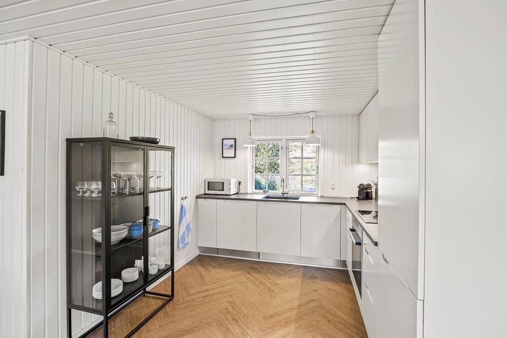 Modernised thatched holiday home with outdoor hot tub and shower in Henne Strand, Lago Filsø