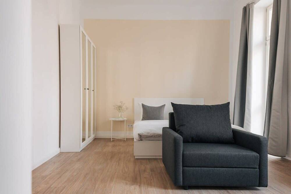 Ganze Wohnung, Frankfurter Allee Triple Apartments by Sabine in Friedrichshain - Kreuzberg, Berlin