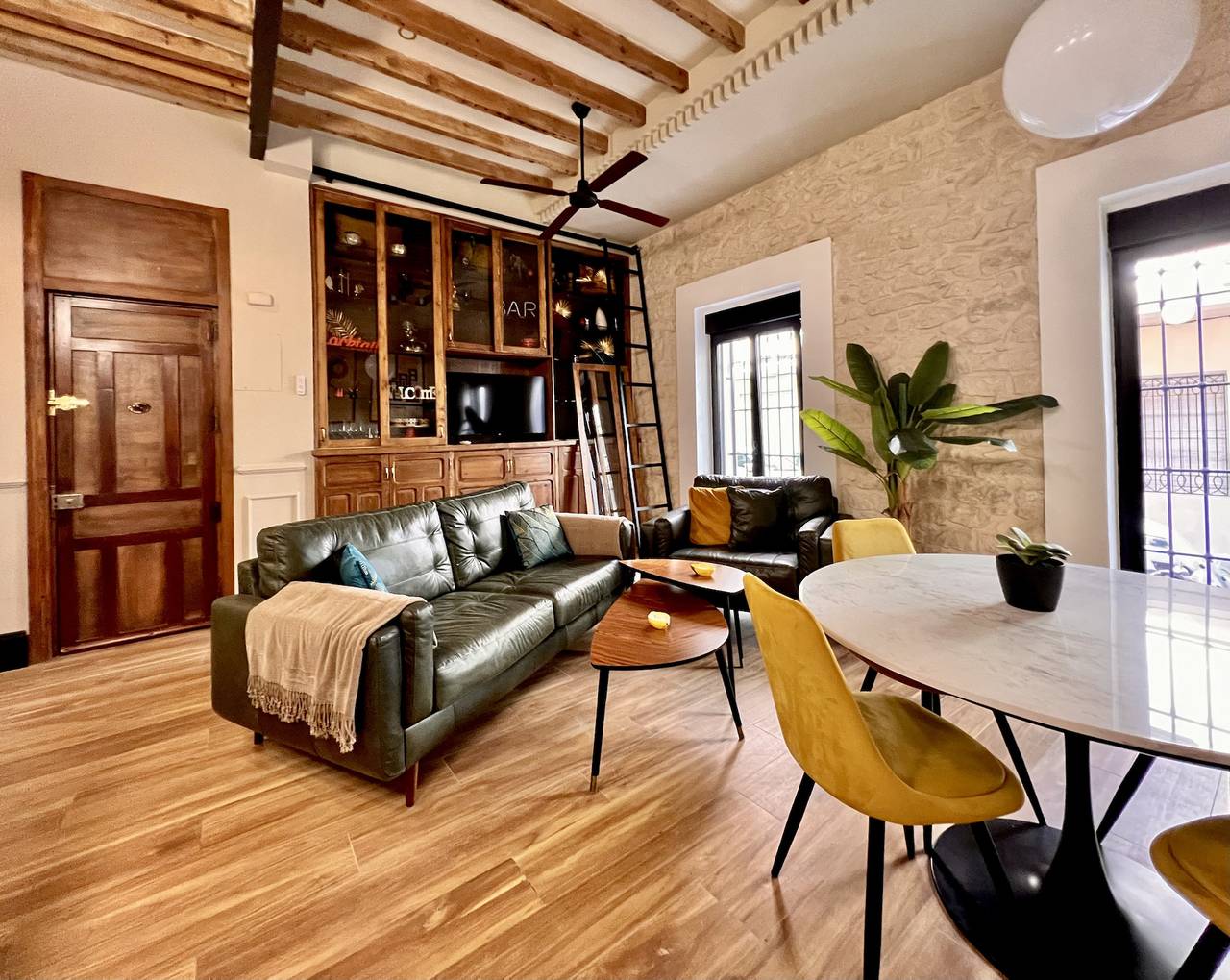 Ganze Wohnung, Ferienwohnung für 4 Personen mit Terrasse in El Barrio, Alicante