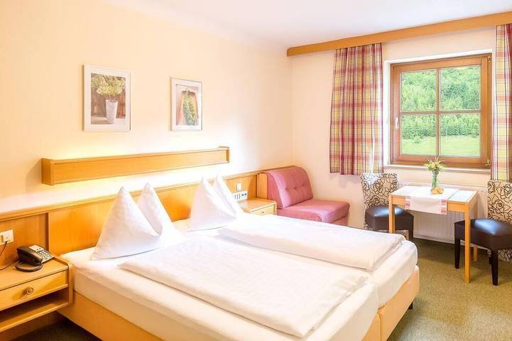 Dreibettzimmer \"Edelweiss\" | ab 6 Ün Sommer - Hotel Almrösl in Hohe Tauern, Hüttschlag