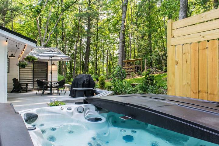 Vacation home for 7 people, with yard and balcony, kid friendly in North Carolina