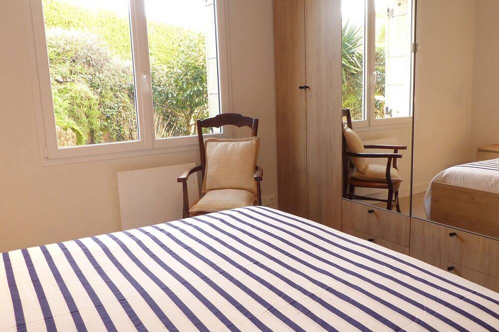 Renovated waterfront house in Sainte-Hélène, Côte des Mégalithes