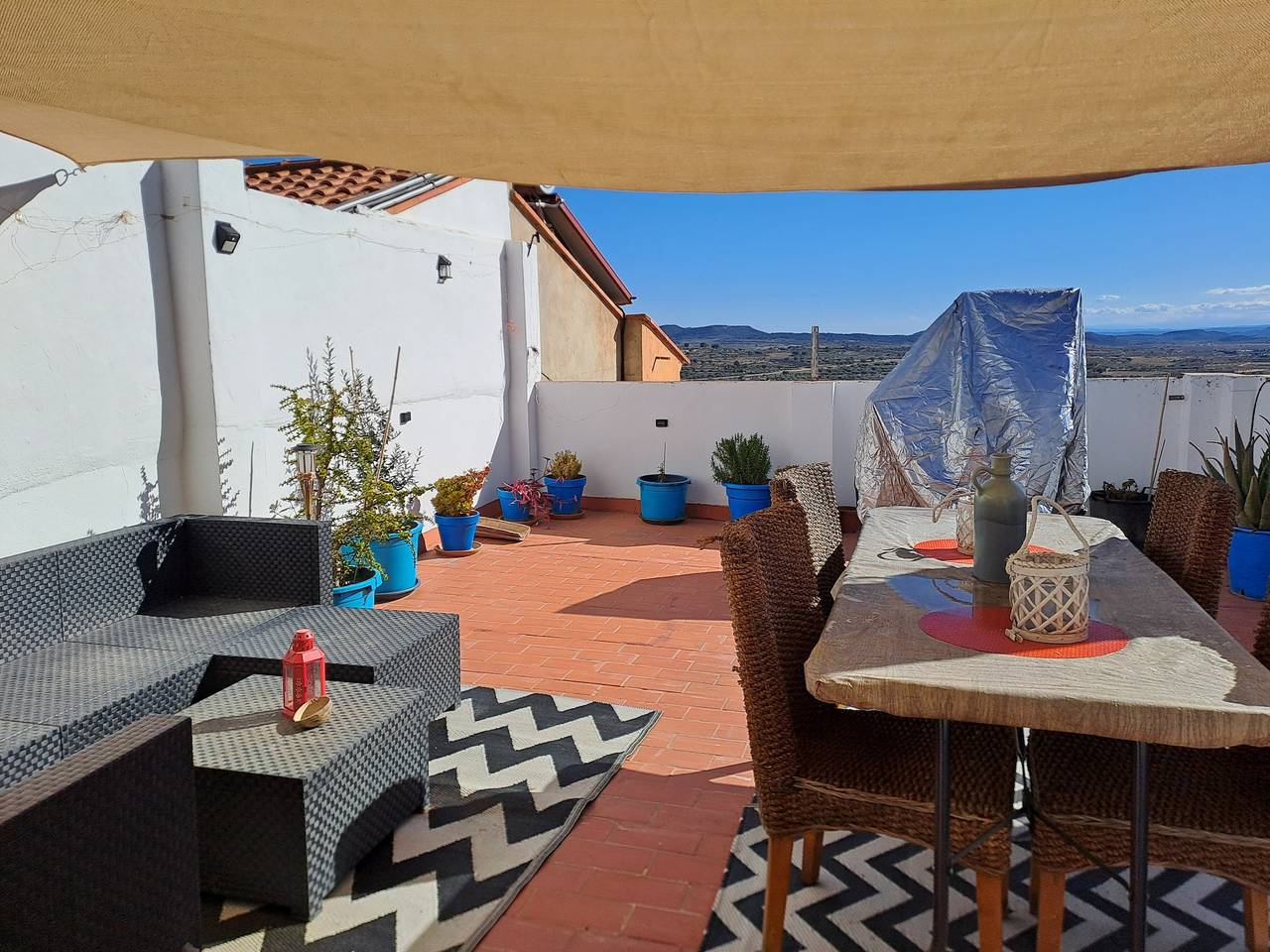 Apartamento entero, Apartamento 'La Manchega' con vistas a la montaña, Wi-Fi y aire acondicionado in Villar del Arzobispo, Provincia de Valencia