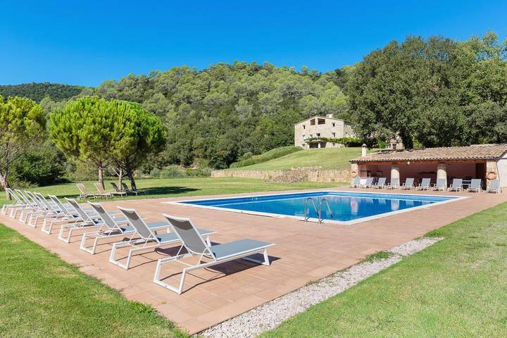 Alojamiento y desayuno para 2 personas, con Balcón y Terraza además de Jardín y Piscina en Garrotxa